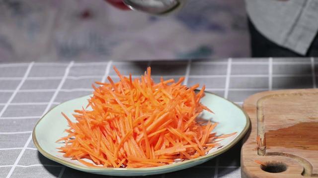 凉拌胡萝卜丝的正确做法，凉拌胡萝卜丝的做法