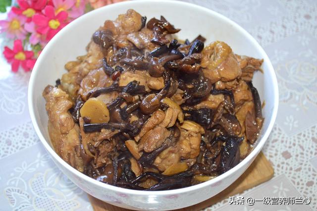 公鸡炖汤好还是母鸡炖汤好，老母鸡和公鸡哪个炖汤更好