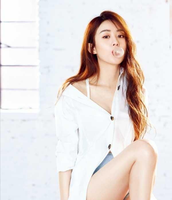 女生超显老脸小的微卷发型，女人40岁以后别留直发了