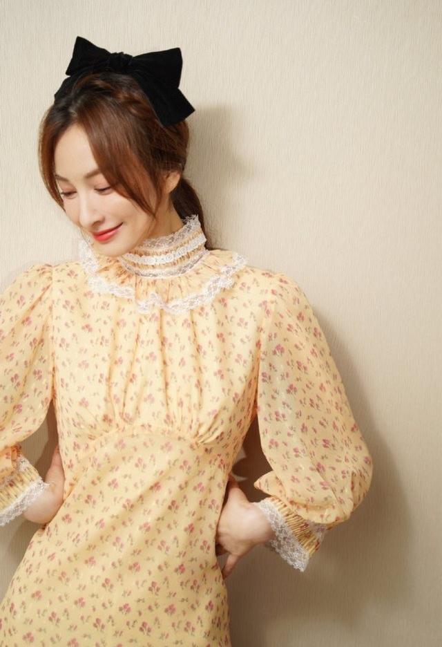 吳昕社交平台曬美照，一身碎花蕾絲淡黃色長裙，甜美俏皮如初戀 娛樂八卦吃瓜 第1张