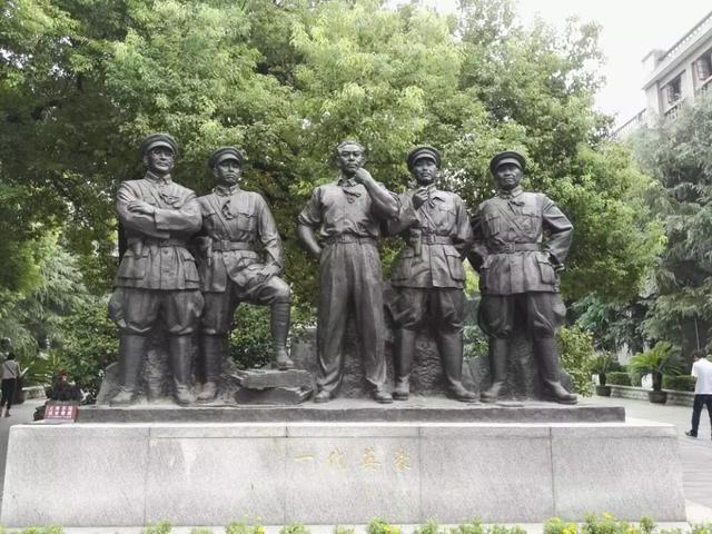 古诗带图望天门山，辞亲远游的李白写下了《望天门山》