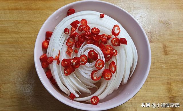 雪碧泡萝卜条的做法甜酸脆，这样做出来的雪碧泡萝卜