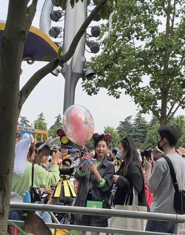 王麗坤迪士尼遊玩被拍，身材纖細皮膚白皙，40歲依舊少女感十足 娛樂八卦吃瓜 第7张