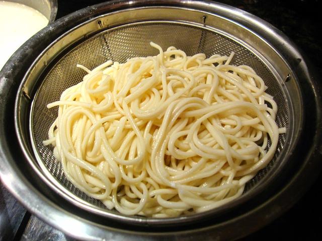 鸡丝凉面的做法，正宗鸡丝凉面的做法（用家常的调料就能做）