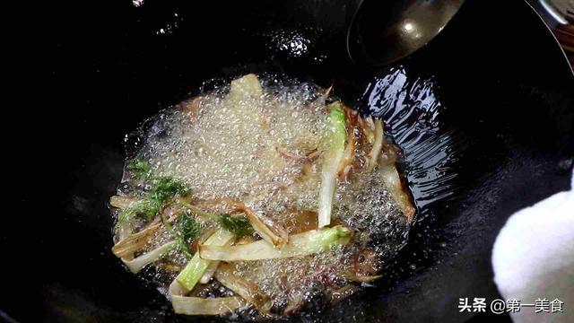 自制蒜蓉酱的做法，万能蒜蓉酱的正确做法（烧烤店里最火爆的蒜蓉酱）