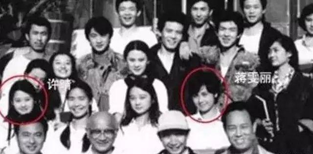 许晴最近近照曝光，穿蕾丝上衣有点撑的既视感