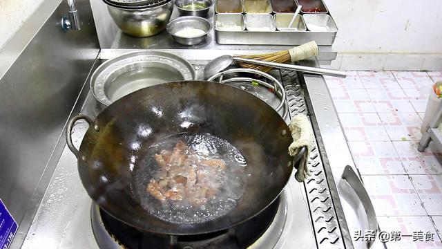 尖椒爆肥肠正宗做法，大家爱的的川菜：尖椒爆肥肠