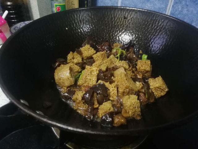 烤麸是什么做的，烤麸的简单做法（手撕烤麸更入味）