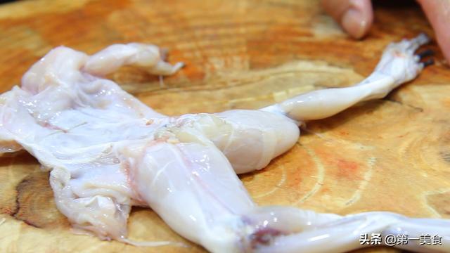 椒盐牛蛙最佳搭配，一只牛蛙炒一盘