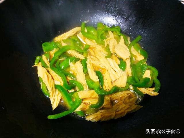 泡腐竹时用这招3分钟就能泡发，炒腐竹我从不用清水泡