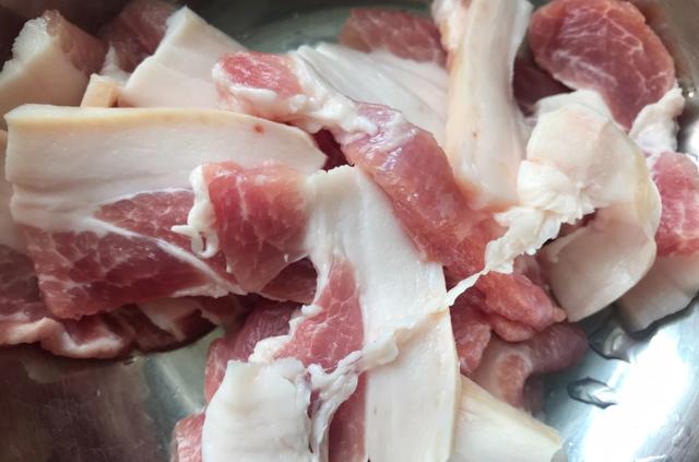 五花肉和大白菜怎样炒好吃，家常菜大白菜炒肉的做法