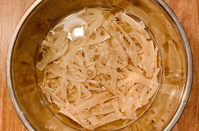 老笋干炒腊肉正宗做法，埋藏在儿时记忆里的那道笋干炒肉