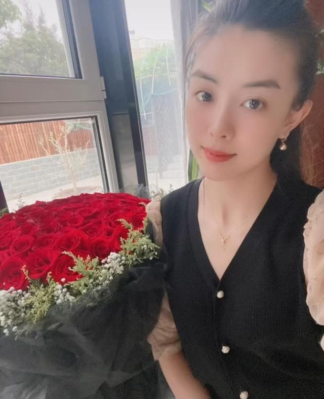 刘和刚和老婆相爱10年，刘和刚家中失窃百瓶老酒,娶小10岁娇妻儿女双全,租别墅为父母养老