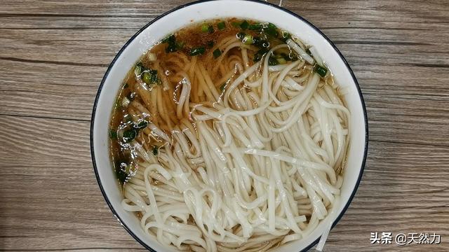 面条怎么煮好吃又简单，简单的煮面条怎么做好吃（春天给家人做面条）