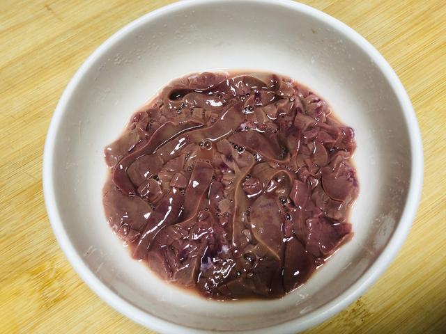 猪腰子怎么切腰花，怎么切猪腰花和做腰花汤（味道不输餐馆大厨）