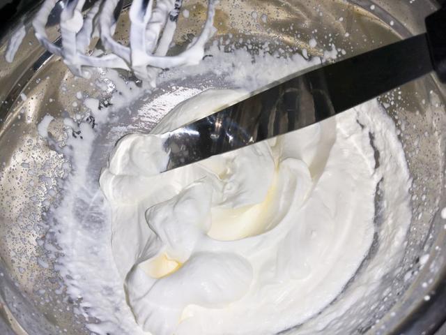 6寸生日蛋糕图片，超详细的6寸戚风蛋糕（十分钟搞定一道挑战一下6寸戚风蛋糕）