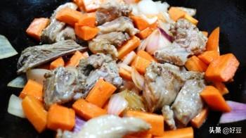 手抓羊肉饭的做法，手抓羊肉饭各种做法（电饭煲就能做的手抓羊肉饭）