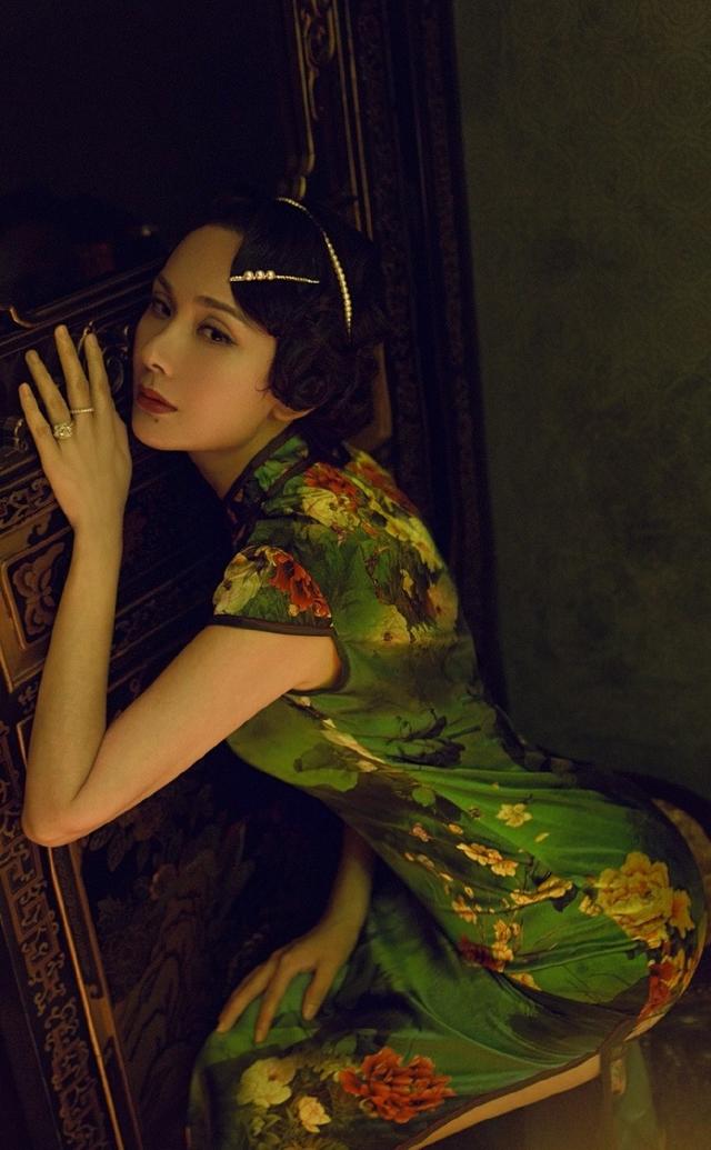 43歲程莉莎穿高叉旗袍，緊致身材像20歲少女，瑜伽讓她逆生長 街拍正妹 第5张
