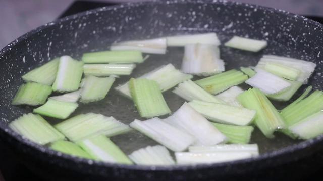 芹菜炒粉条的家常做法大全，芹菜粉条这样炒才好吃