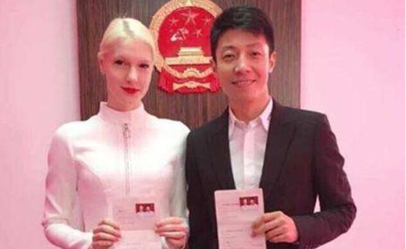 撒贝宁现在婚姻情况，外国洋娇妻温柔可爱