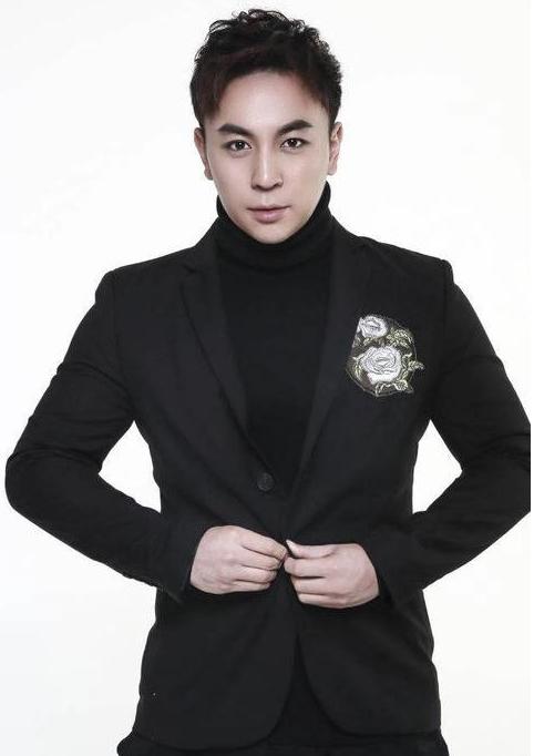 释小龙近照曝光，30岁释小龙近况（30岁释小龙一家近照）