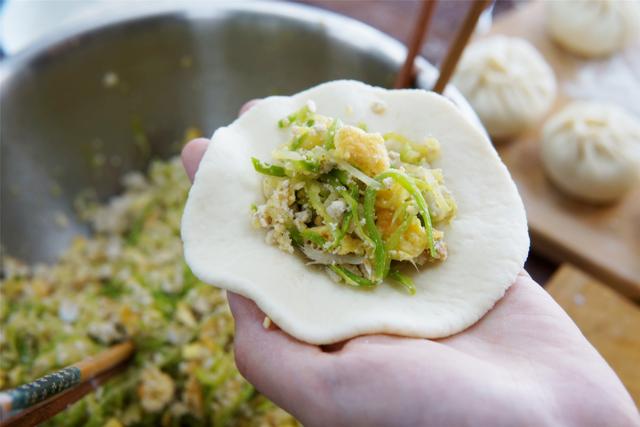 白菜包子馅怎么做好吃，夏天怎么做白菜馅包子（白菜包子这样调馅太香了）