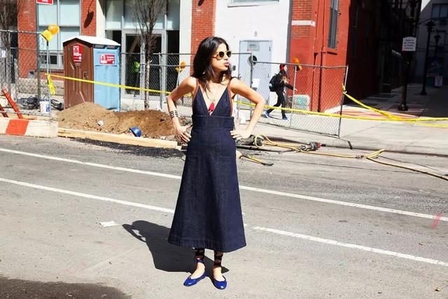 穿浅口单鞋好看吗，奔四的女人别穿运动鞋了