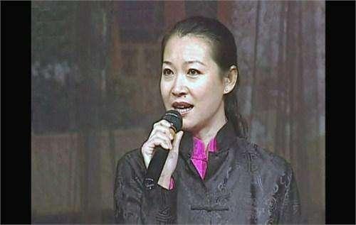 56岁赵本山全家福，他却满头白发斗鸡眼与儿子一模一样