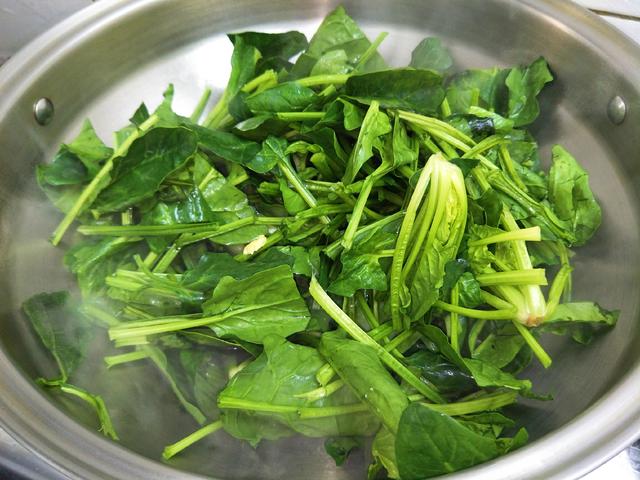 菠菜需要焯水吗，素炒菠菜不焯水可以吗（酒店的凉拌菠菜为什么那么好吃过瘾）