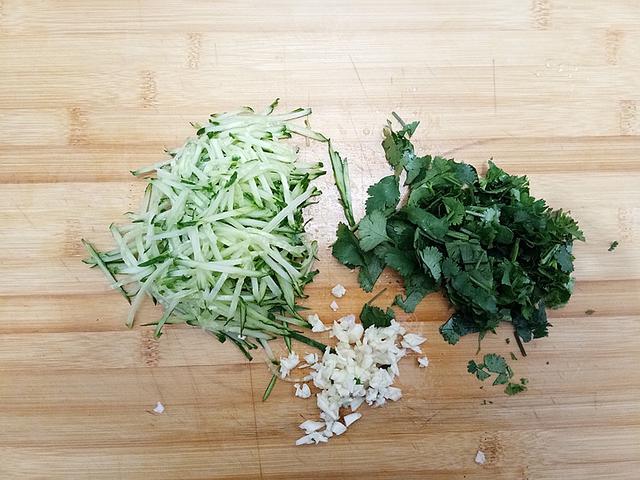 电饼铛做凉皮最简单的做法，在家用电饼铛做凉皮怎么做（电饼铛做凉皮的正确做法）