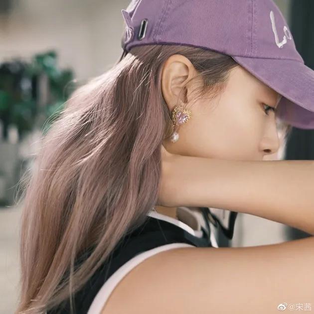奶奶灰头发图片女，奶奶灰挂耳染发短发lisa同款
