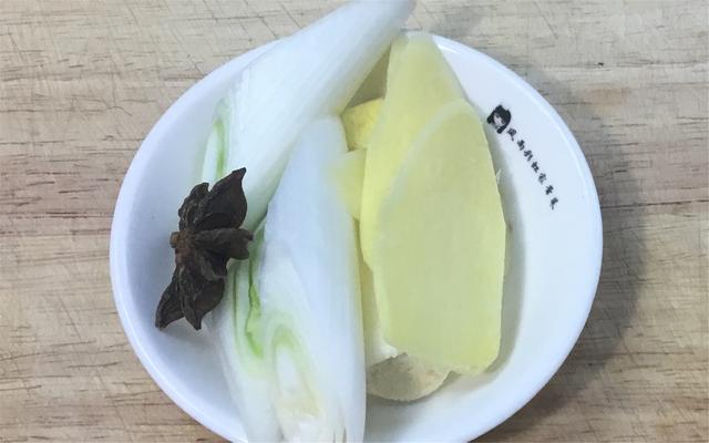 酸菜五花肉的做法，五花肉酸菜锅做法