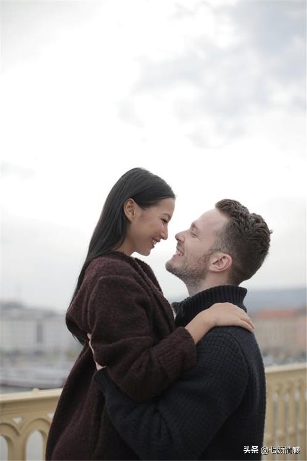 跟男生聊天聊什么话题好，与男生聊天聊什么话题好（把“干嘛呢”换成这3句话）