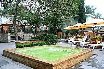 北京最近冬季泡温泉好去处，北京10大温泉度假村等您