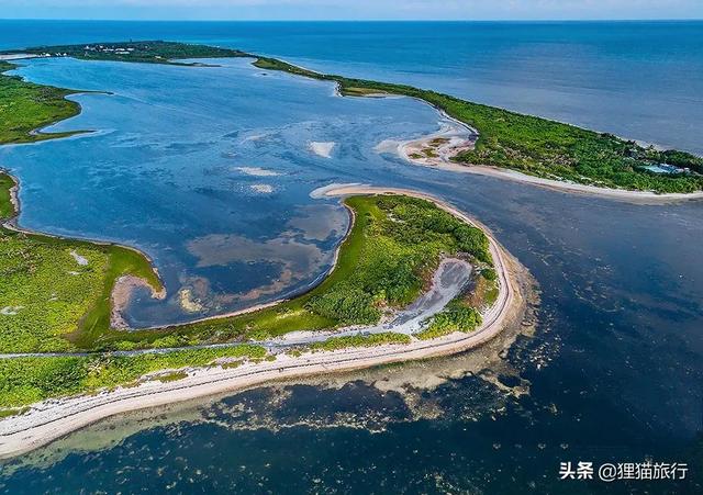 东沙群岛位于万山群岛以东，东沙群岛主要岛屿