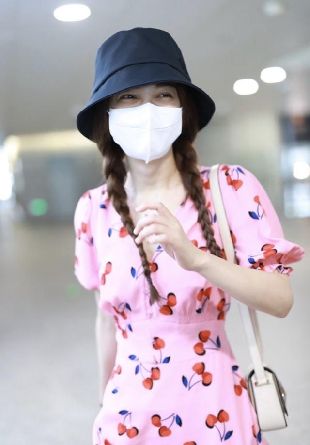 吳昕太瘦了！穿亮粉色連衣裙走機場，「巴掌腰」大秀身材吸睛十足 娛樂八卦吃瓜 第2张