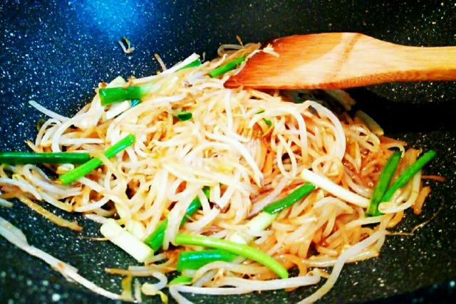 绿豆芽怎么炒好吃，清炒绿豆芽怎么炒好吃又简单窍门（夏天炒绿豆芽、一定要加点它）