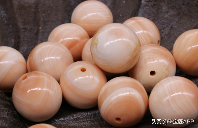 女王贝是什么宝石，贝壳首饰的颜色（珠宝首饰、钟表类目管理规则丨鸿石）