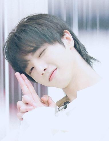 华晨宇女朋友是谁，华晨宇最早的女朋友（男方工作女方甜蜜跟随）