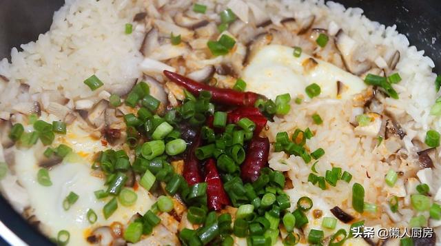 這是懶人燜飯的做法，大米里加一塊火鍋底料，打入3個雞蛋 熱愛美食 第13张
