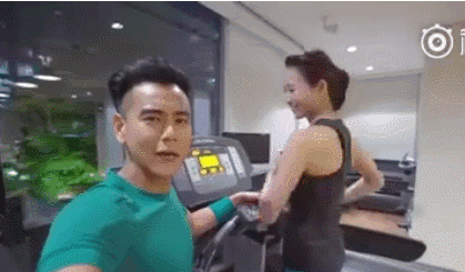 欧阳娜娜卫衣穿搭粉色，怕胖又管不住嘴