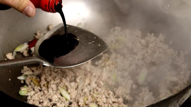 炒蒜苔用焯水吗，炒蒜苔时要不要先焯水（炒蒜苔最忌焯水和直接炒）