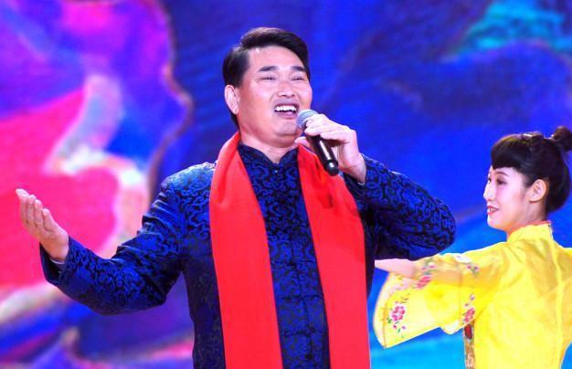 男士正装分类介绍，男士正装究竟该怎样选