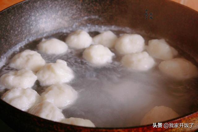 手工鱼丸怎么做，跟大厨学做手打鱼丸（手工鱼丸的做法最正宗的做法）