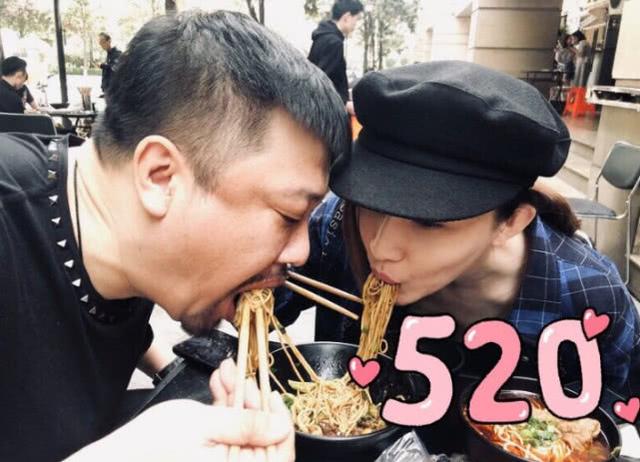 贾冰家庭情况，曾被质疑“老牛吃嫩草”