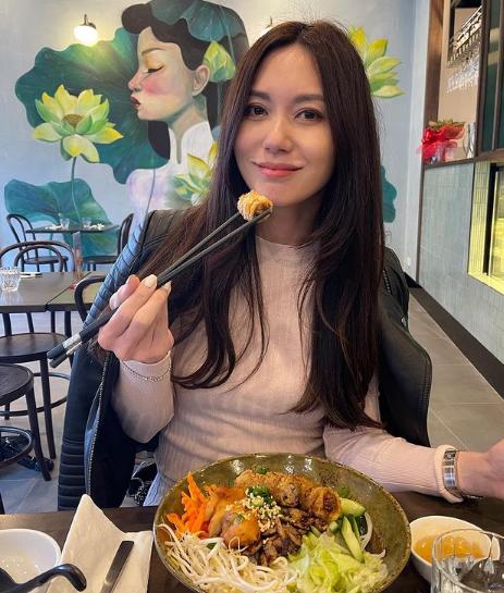看完「最美殷素素」的近照，網友驚呼：確定沒吃防腐劑嗎 街拍正妹 第16张