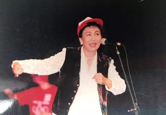 巩汉林回忆赵丽蓉离世，1999年赵丽蓉被肺癌折磨的痛不欲生