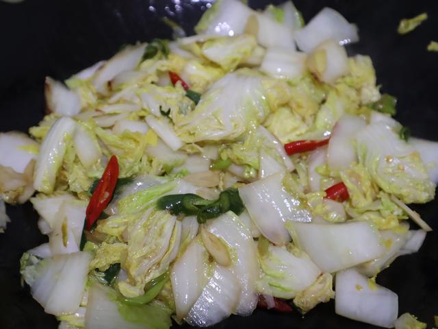 娃娃菜怎么做好吃又简单不用油，娃娃菜这样做不加一滴水