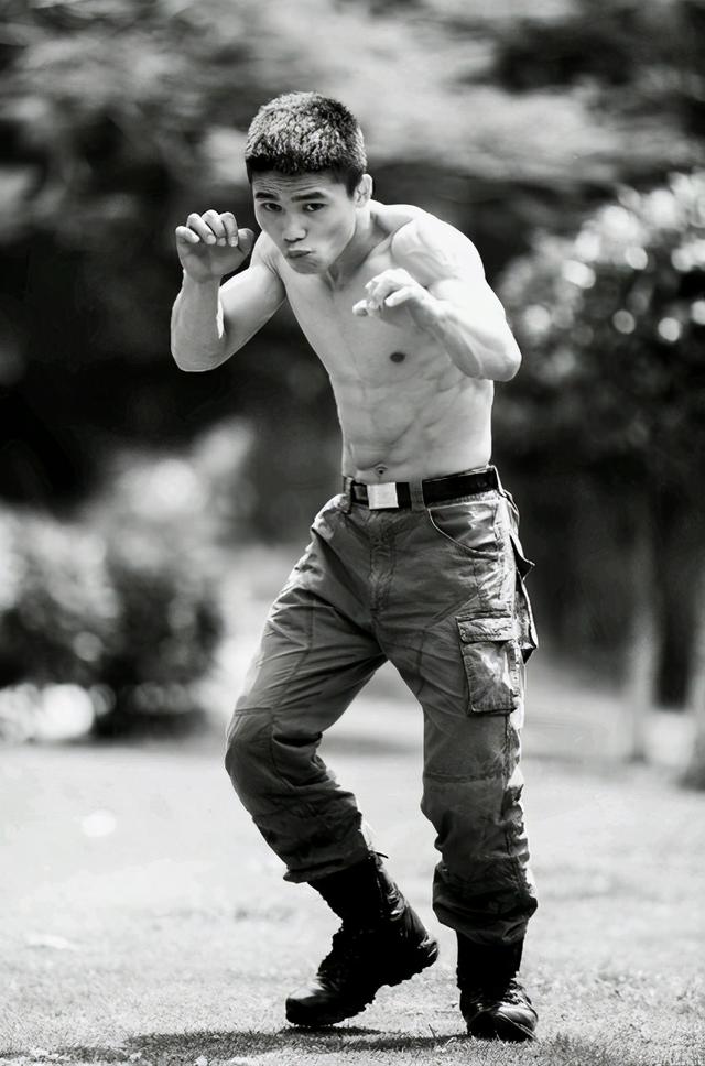 吴京特种兵图片，吴京战狼2真实的特种兵