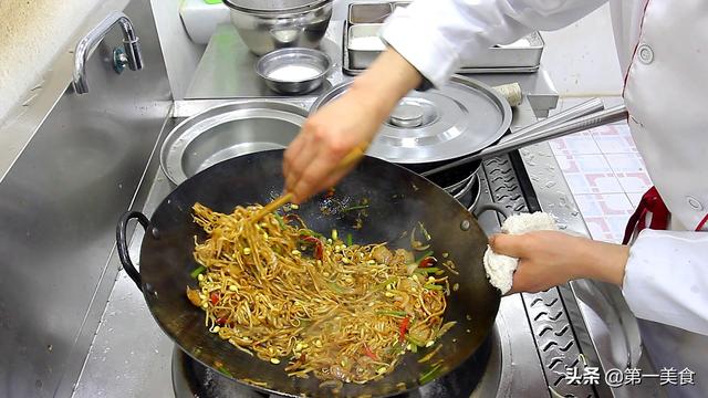 如何制作炒面条，小董教你炒面的正确做法